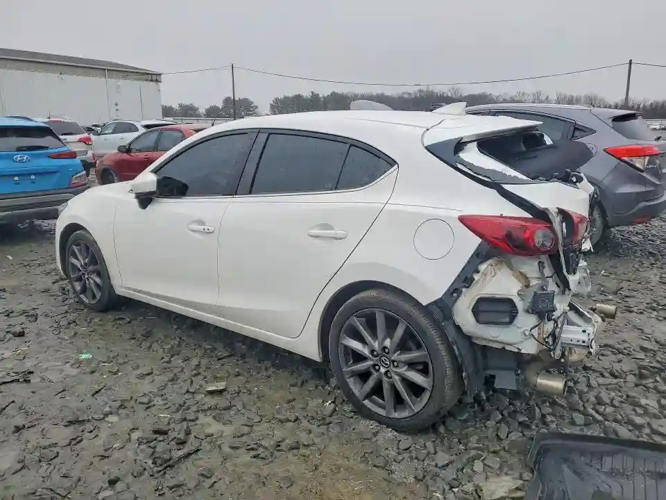 3MZBN1M31JM257068 2018 MAZDA 3-1