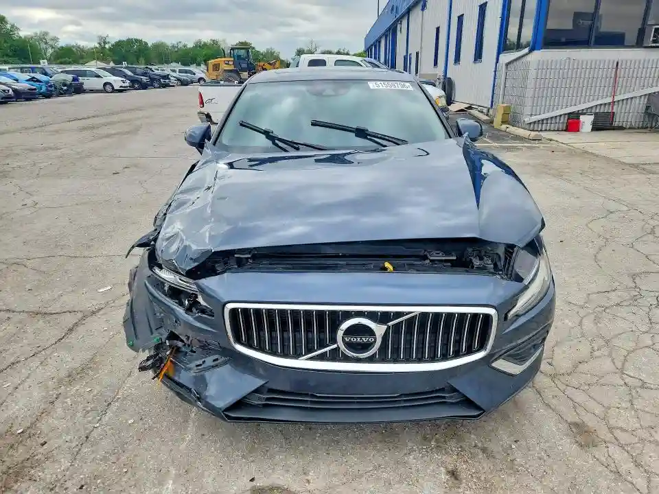 7JRA22TL9KG013096 2019 VOLVO S60-4
