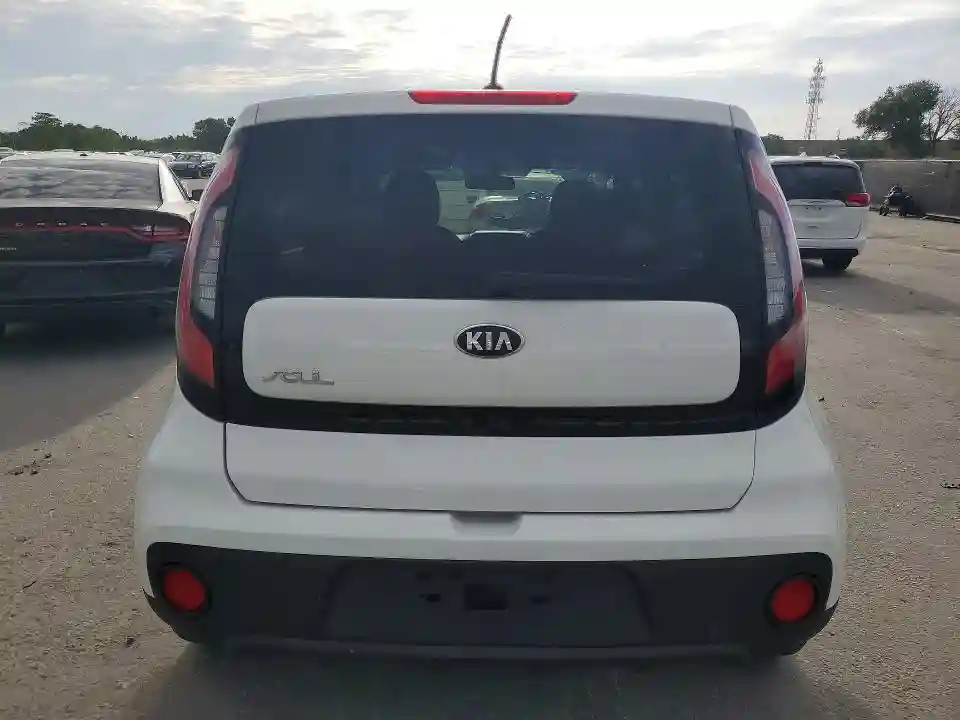 KNDJN2A24J7505971 2018 KIA SOUL-5