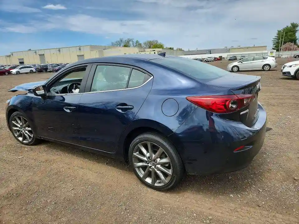 3MZBN1V33JM256552 2018 MAZDA 3-1