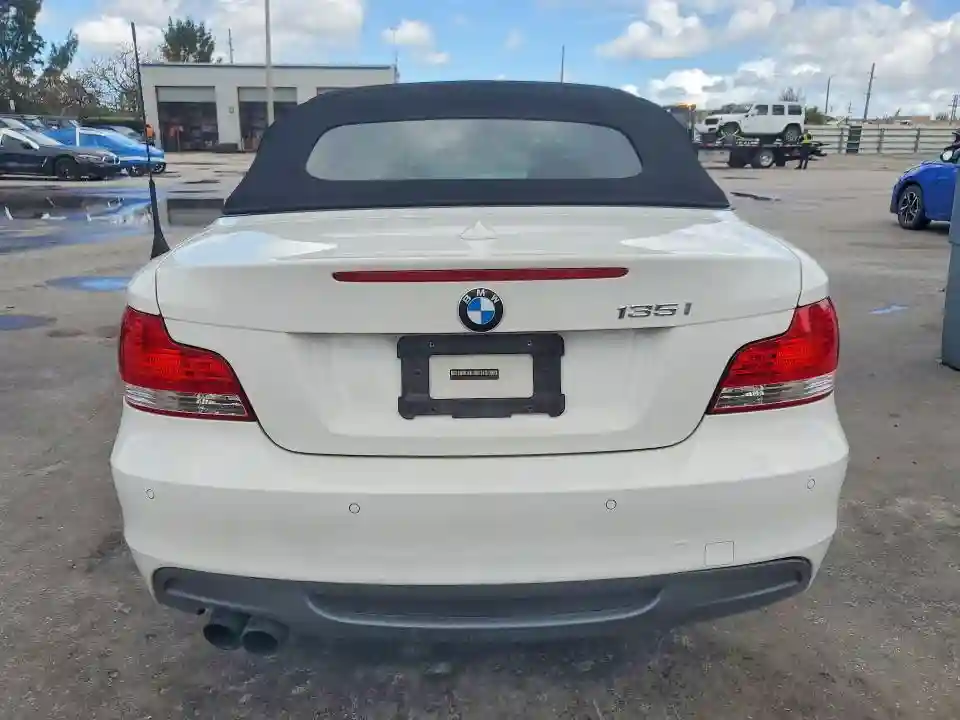 WBAUN7C56BVM25230 2011 BMW 1 SERIES-5