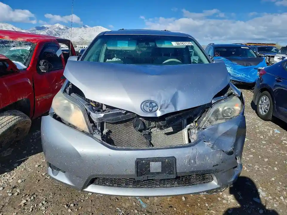 5TDKK3DC0BS091943 2011 TOYOTA SIENNA-4