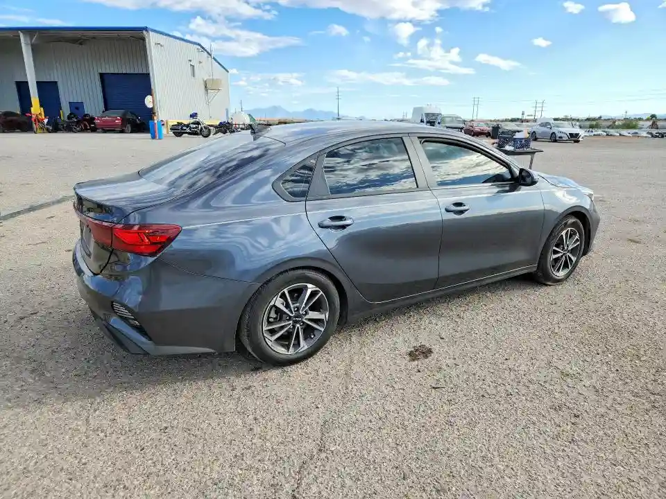 3KPF24AD3PE679678 2023 KIA FORTE LXS-2
