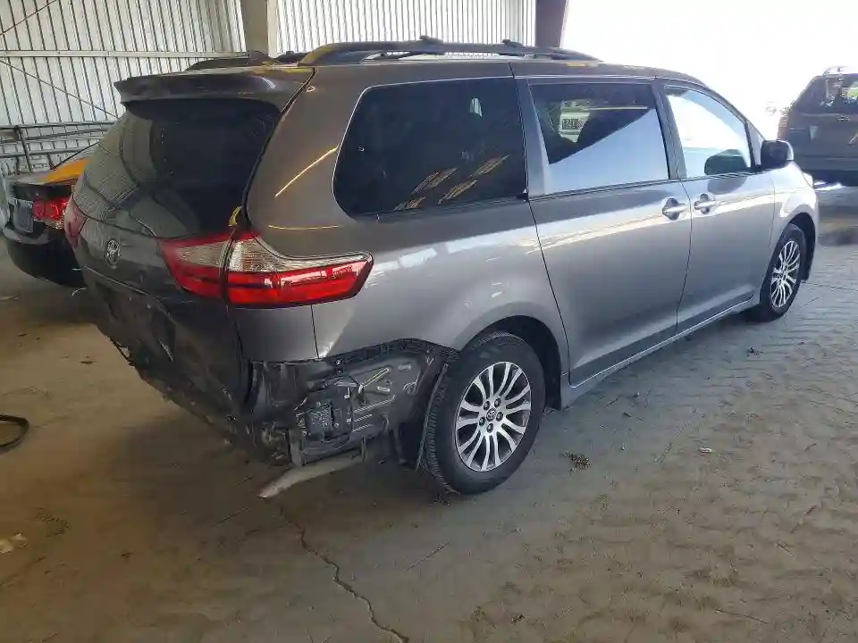 5TDYZ3DC6JS941028 2018 TOYOTA SIENNA-2