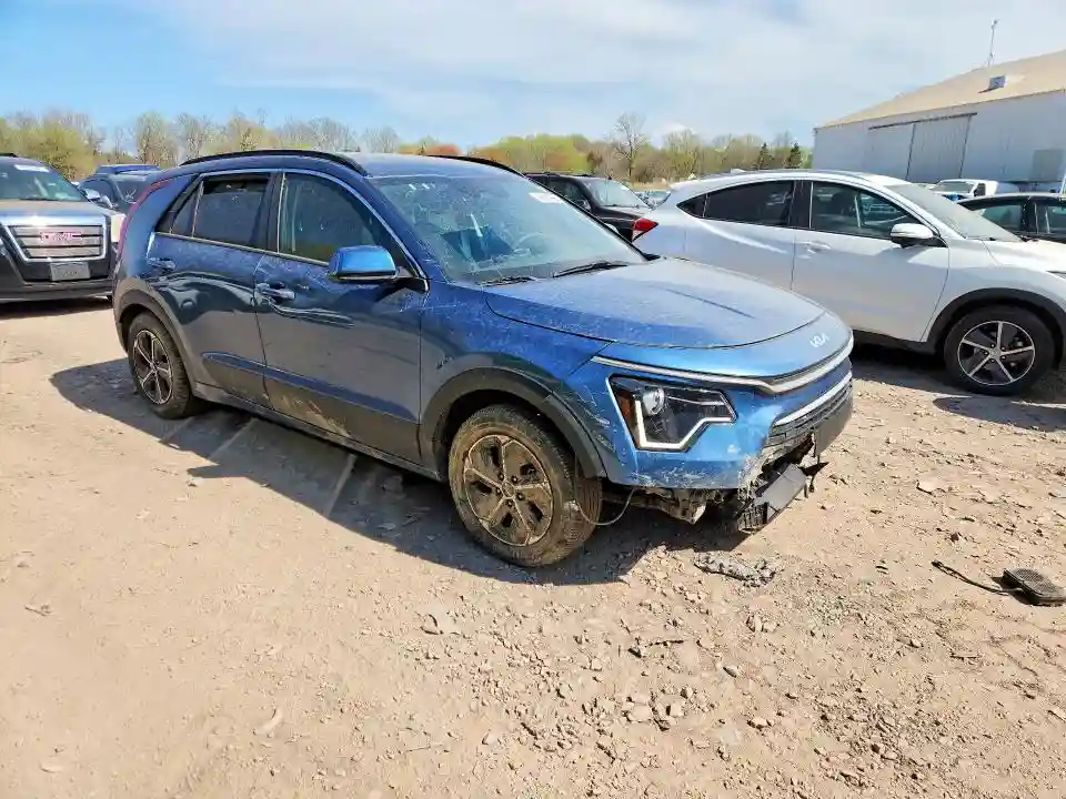 KNDCS3LF0P5054324 2023 KIA NIRO-3