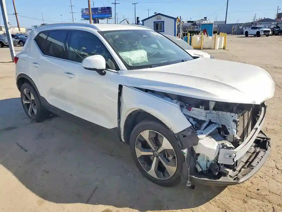 YV4L12UK4R2202338 2024 VOLVO XC40-3