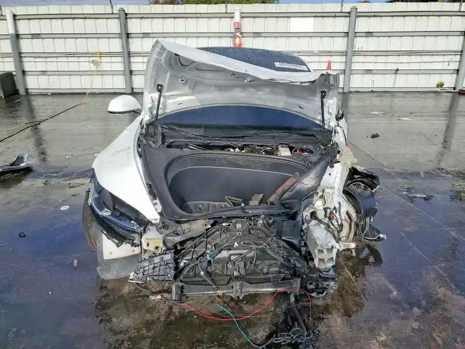 5YJ3E1EA5SF027799 2025 TESLA MODEL 3-4