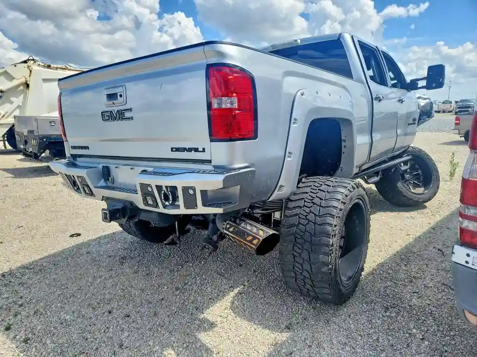 1GT12UEY2JF133071 2018 GMC SIERRA-2