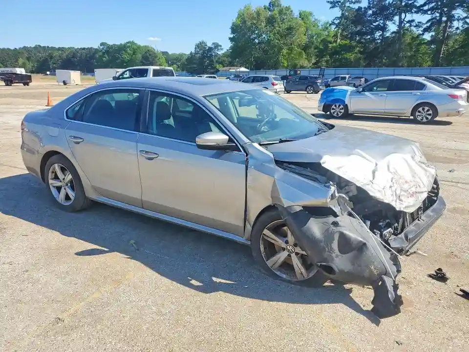 1VWBH7A36DC025263 2013 VOLKSWAGEN PASSAT SE-3