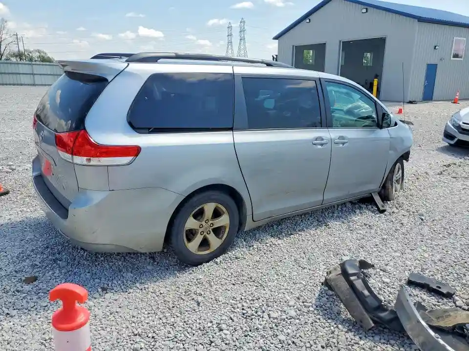 5TDKK3DCXBS168818 2011 TOYOTA SIENNA-2