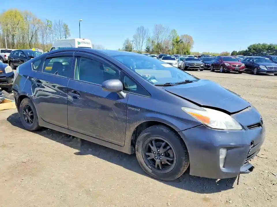 JTDKN3DU0E1765414 2014 TOYOTA PRIUS THRE-3
