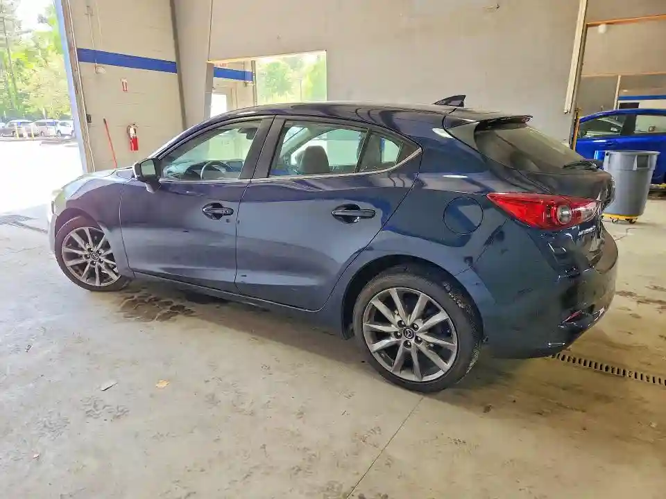 3MZBN1L33JM230780 2018 MAZDA 3-1