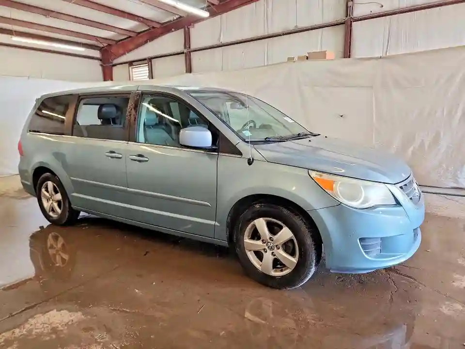 2V4RW3D1XAR262728 2010 VOLKSWAGEN ROUTAN-3