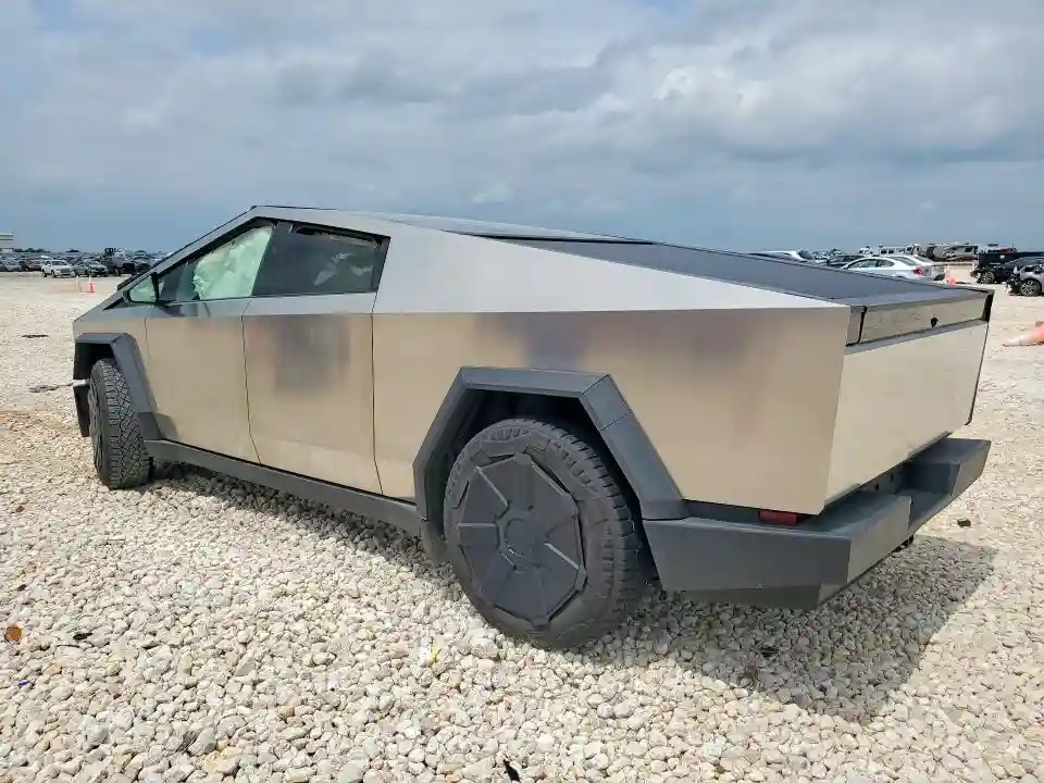 7G2CEHEE7RA019624 2024 TESLA CYBERTRUCK-1