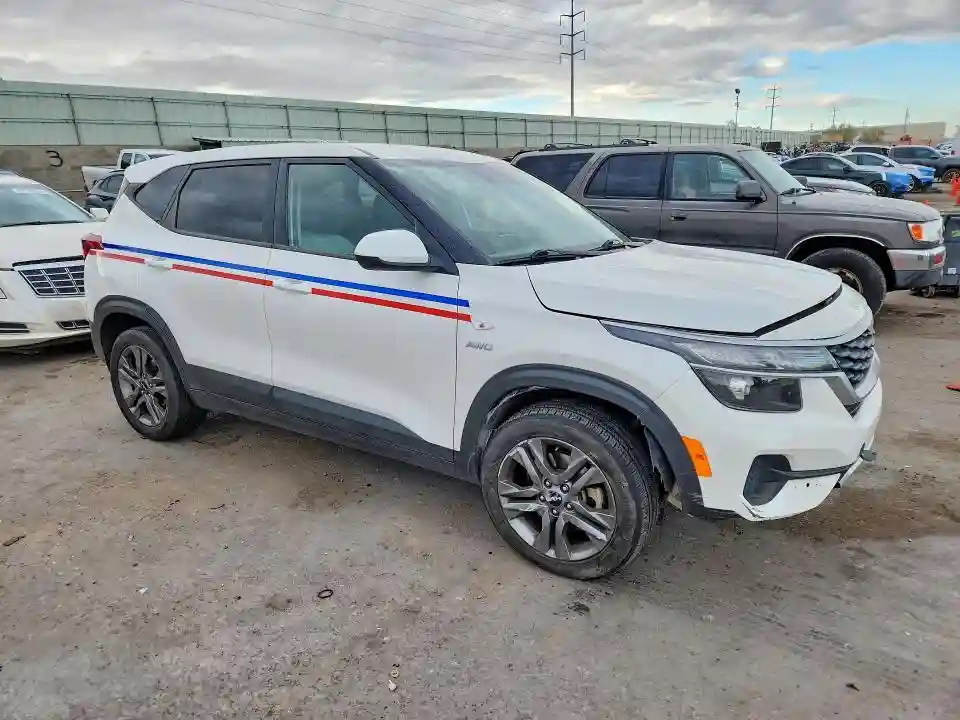 KNDEPCAA5N7322495 2022 KIA SELTOS-3