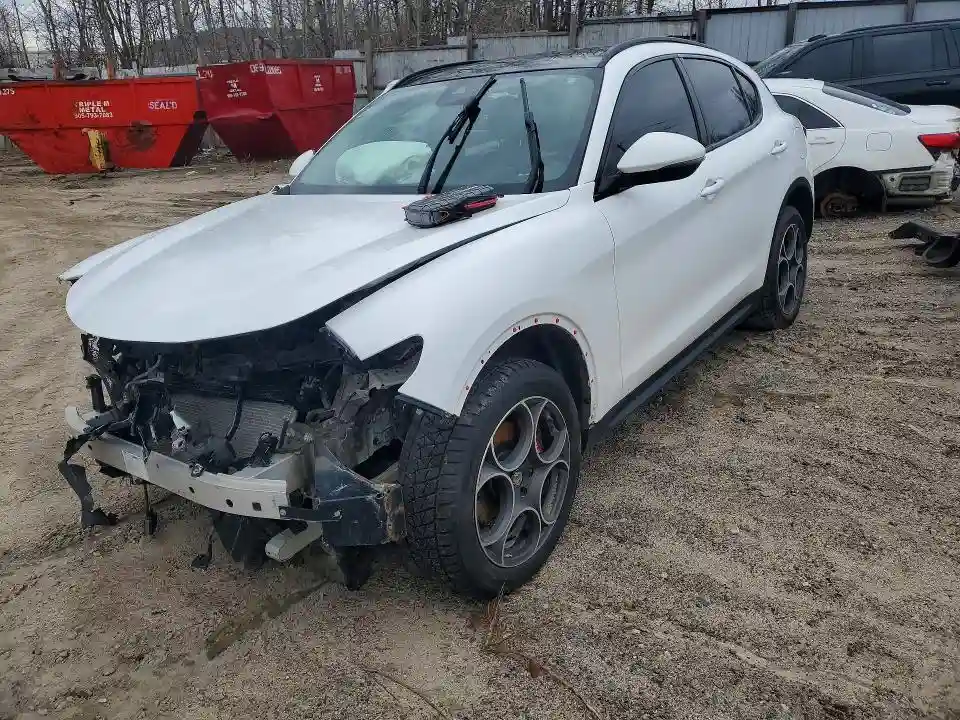 ZASFAKPN8J7C00483 2018 ALFA ROMEO STELVIO-0