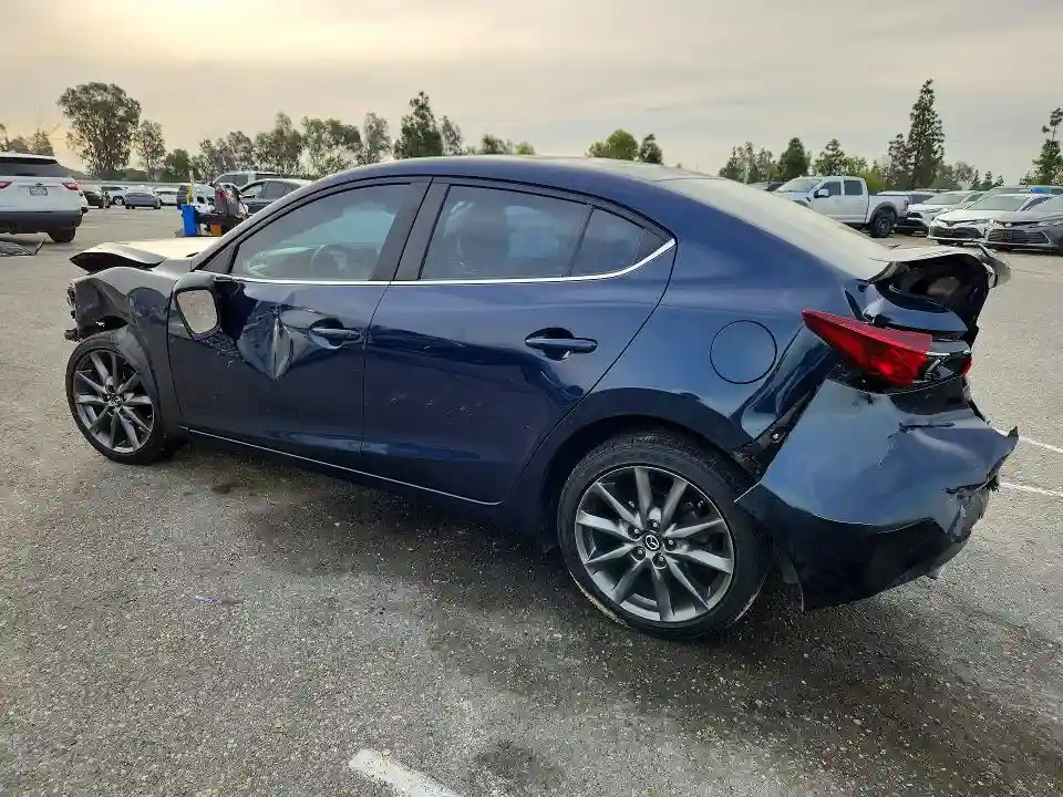 3MZBN1V35JM218238 2018 MAZDA 3-1