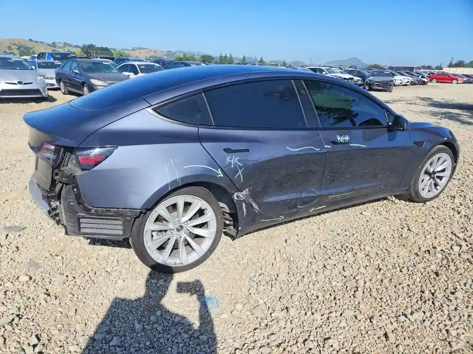 5YJ3E1EB0PF711871 2023 TESLA MODEL 3-2