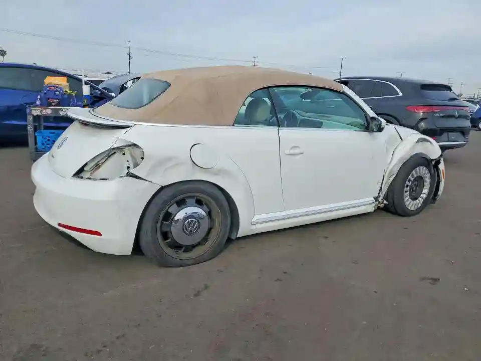 3VW517AT4GM803564 2016 VOLKSWAGEN BEETLE-2