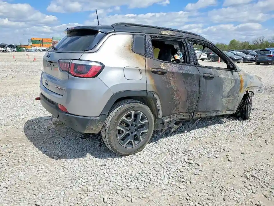 3C4NJDDB8KT671038 2019 JEEP COMPASS-2