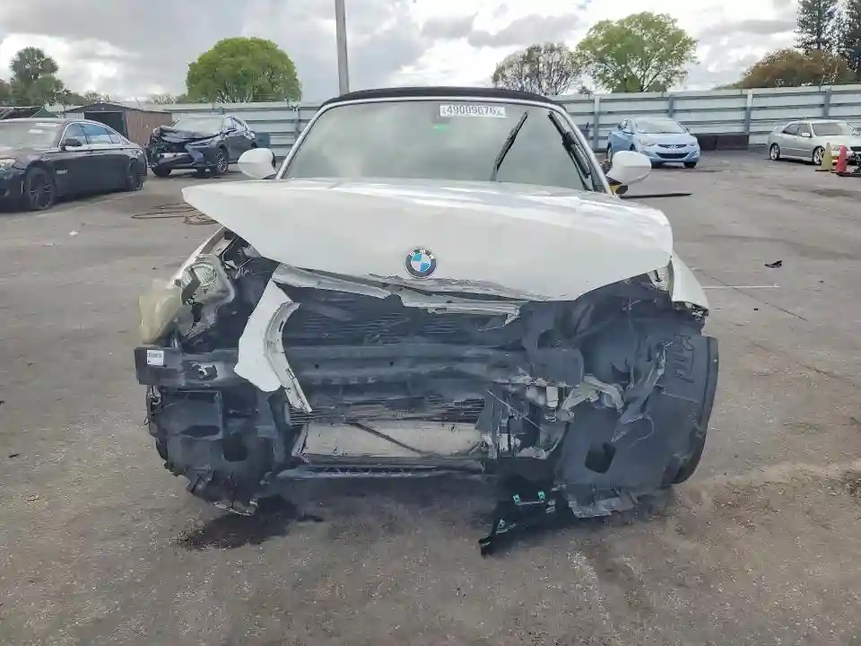 WBAUN7C56BVM25230 2011 BMW 1 SERIES-4