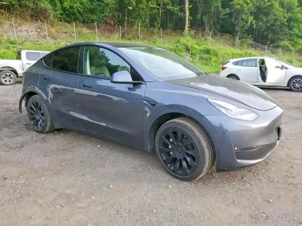 5YJYGAEE7MF136724 2021 TESLA MODEL Y-3
