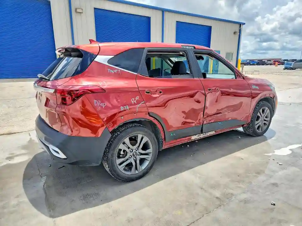 KNDEU2AA4P7397825 2023 KIA SELTOS-2