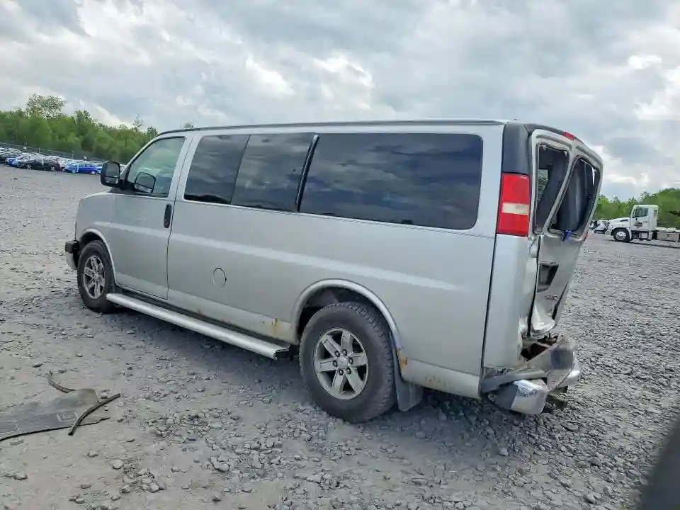 1GKS8CF45B1103722 2011 GMC SAVANA-1