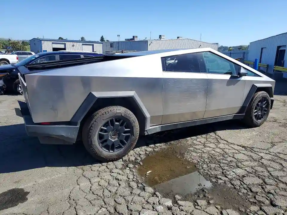 7G2CEHEE8RA051918 2024 TESLA CYBERTRUCK-2