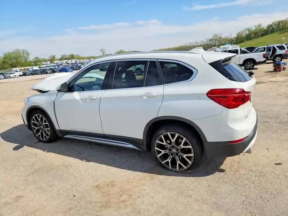 WBXJG7C01M5S25589 2021 BMW X1-1