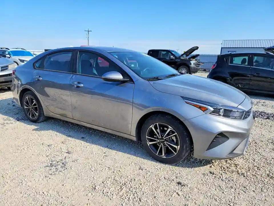 3KPF24AD9RE704683 2024 KIA FORTE-3