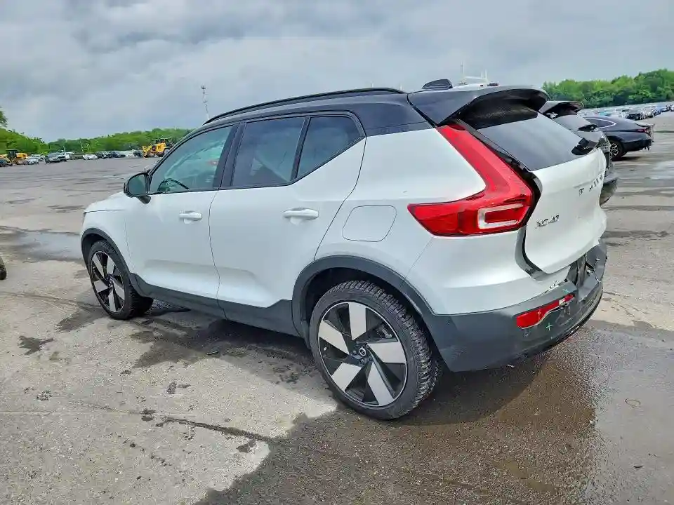 YV4ED3UMXP2023337 2023 VOLVO XC40-1