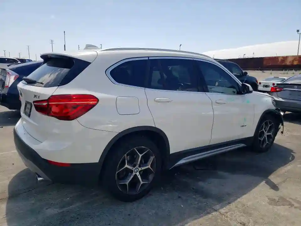 WBXHT3C31J5K29697 2018 BMW X1-2