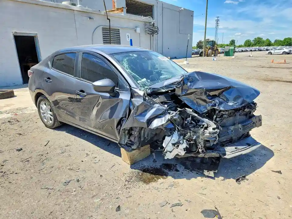3MYDLBYV5JY333842 2018 TOYOTA YARIS-3