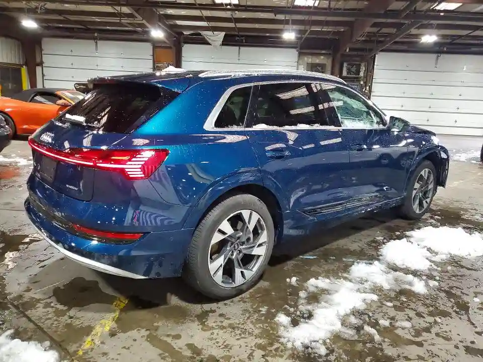 WA1LAAGE4NB032456 2022 AUDI E-TRON-2