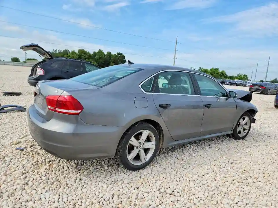 1VWBH7A31DC012663 2013 VOLKSWAGEN PASSAT-2