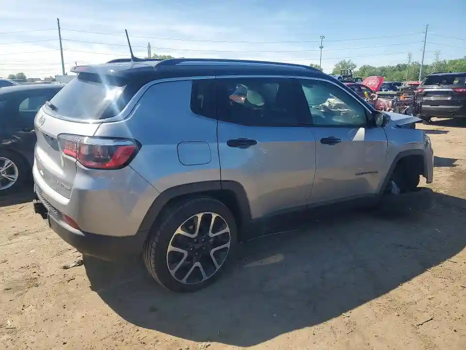 3C4NJDCB7JT128604 2018 JEEP COMPASS-2