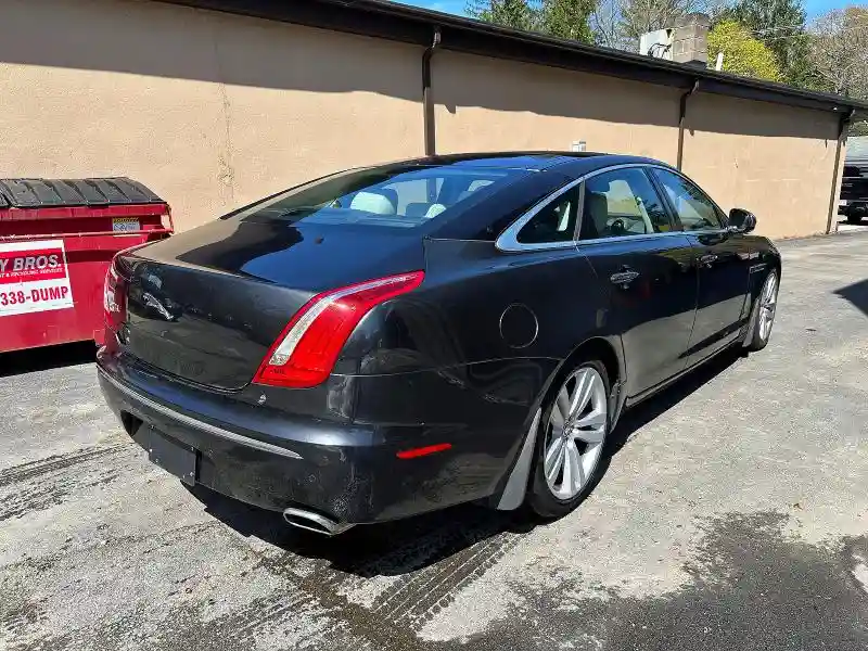 SAJWA2GB8BLV15633 2011 JAGUAR XJ-3