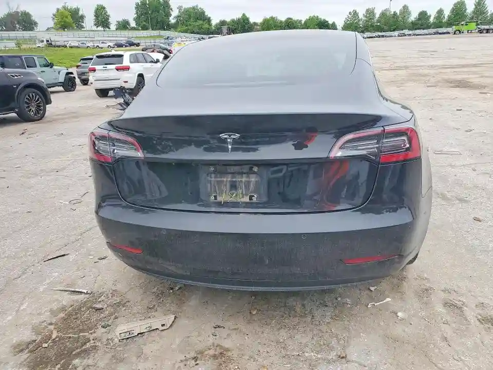 5YJ3E1EA4JF053597 2018 TESLA MODEL 3-5