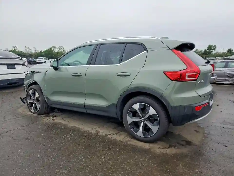 YV4L12UJ1S2570263 2025 VOLVO XC40-1