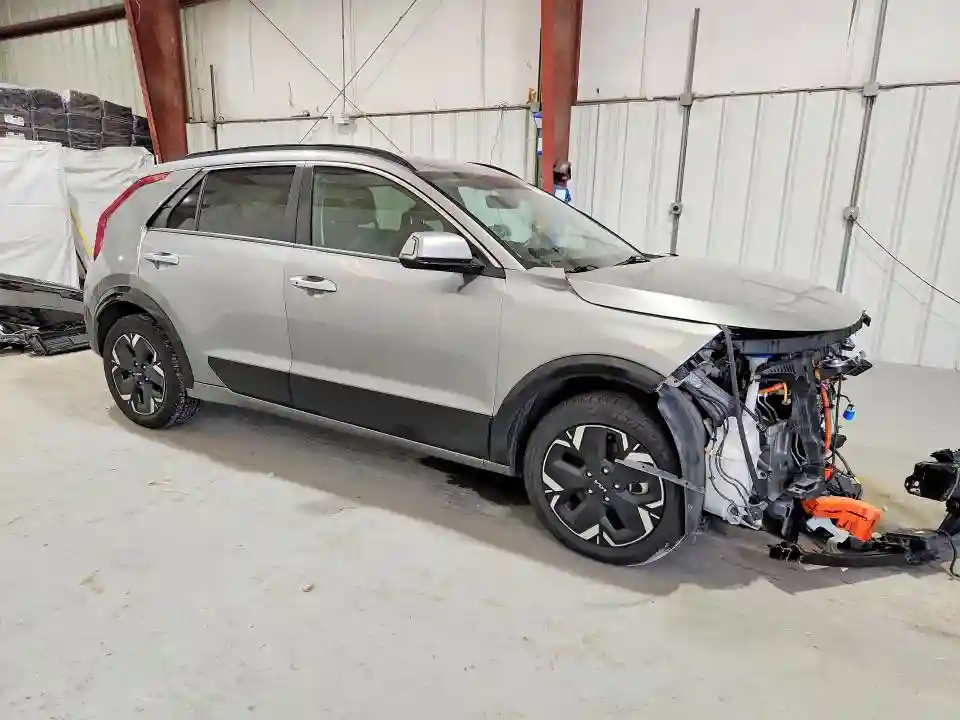 KNDCR3L14P5046260 2023 KIA NIRO-3