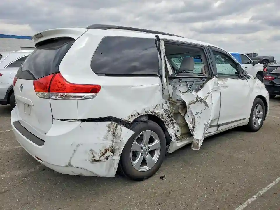 5TDKK3DC7DS368414 2013 TOYOTA SIENNA-2