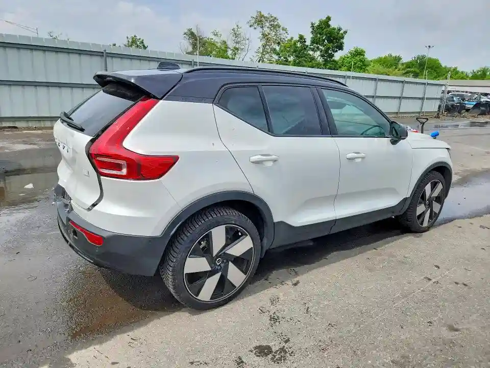YV4ED3UMXP2023337 2023 VOLVO XC40-2