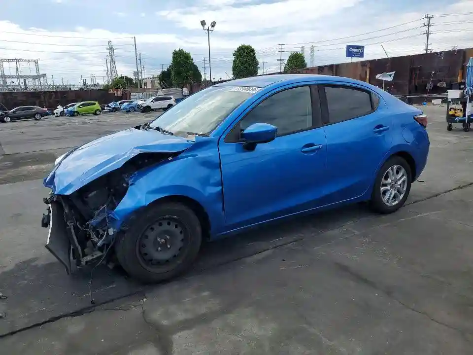 3MYDLBYV8JY318042 2018 TOYOTA YARIS IA B-0