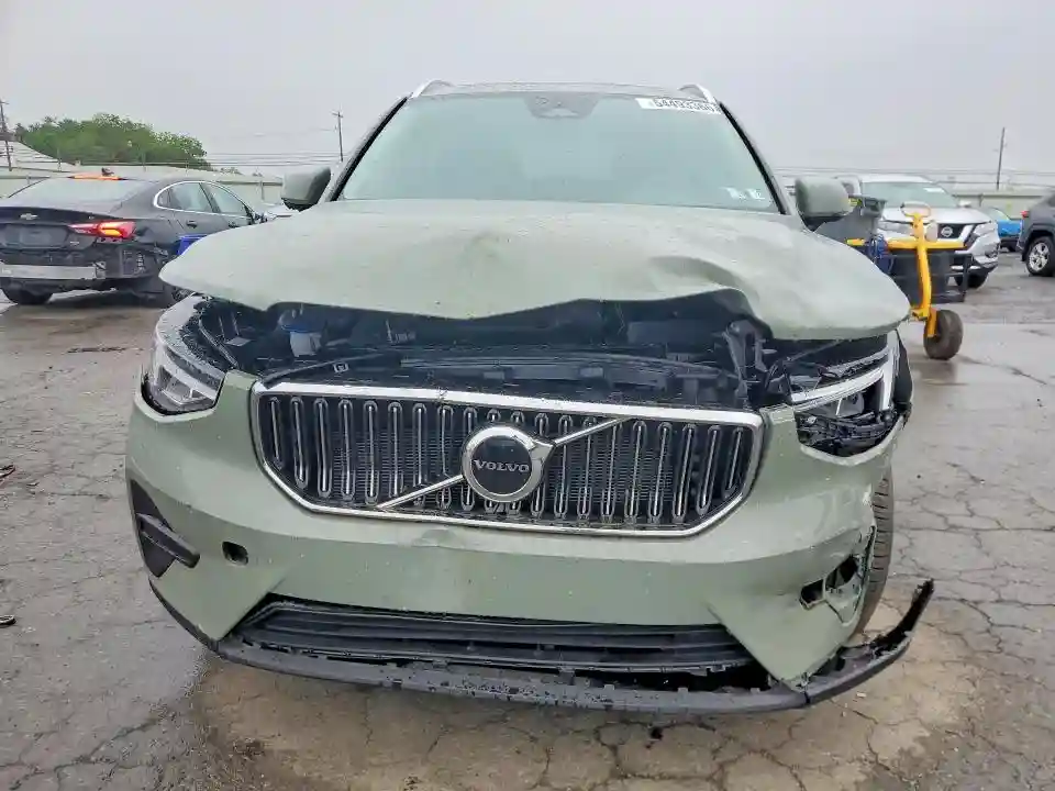 YV4L12UJ1S2570263 2025 VOLVO XC40-4