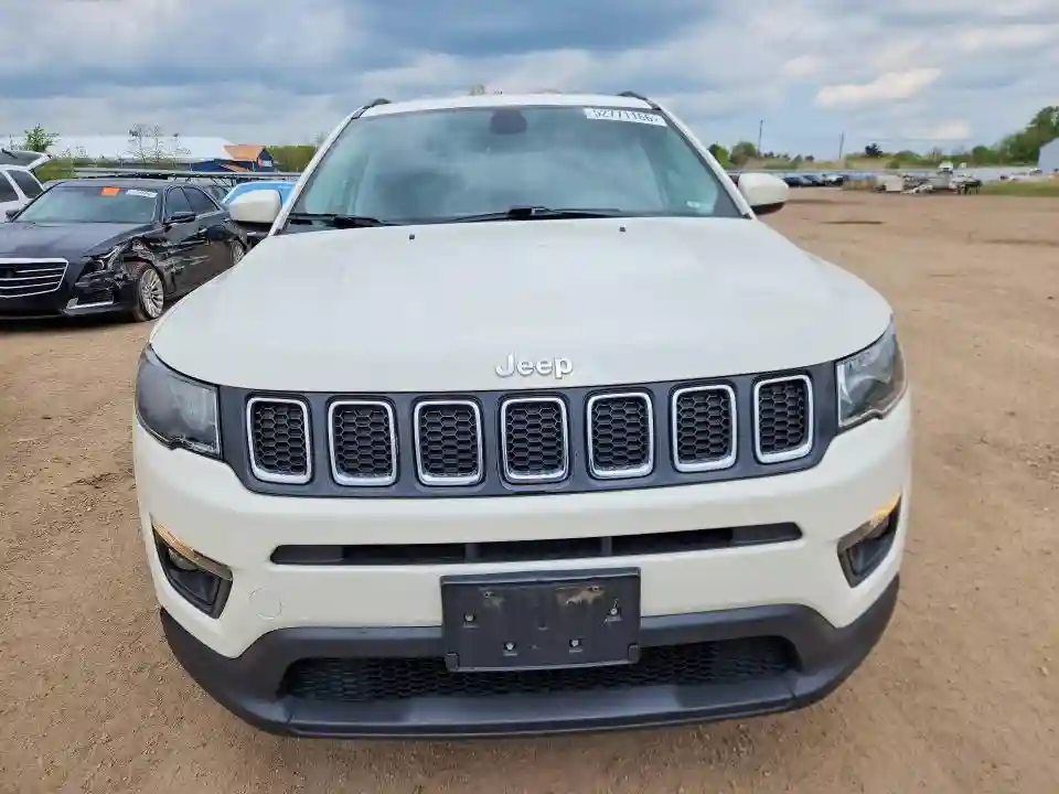 3C4NJDBB3JT418582 2018 JEEP COMPASS-4