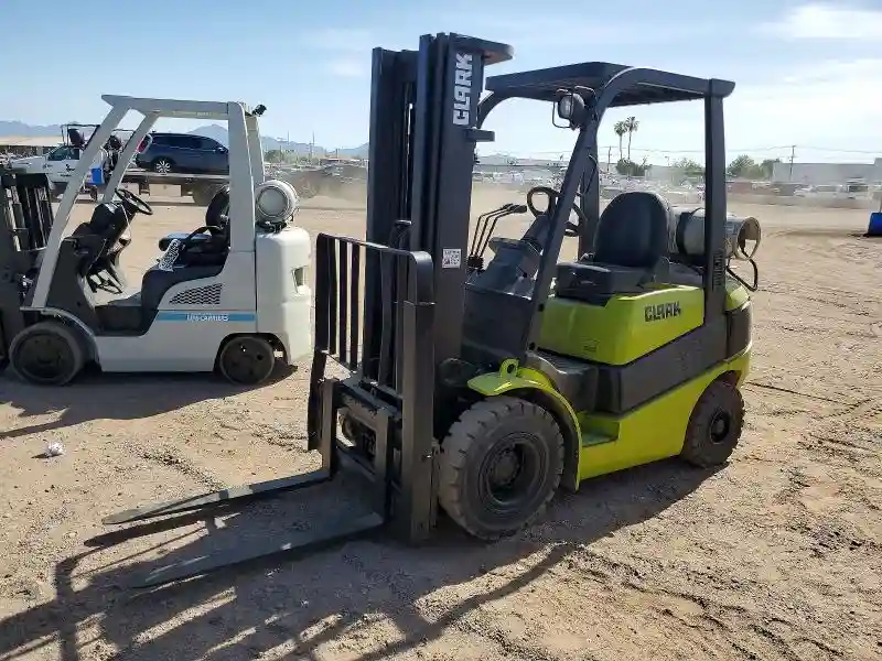 V4700609867KF 2013 CLARK FORKLIFT-1