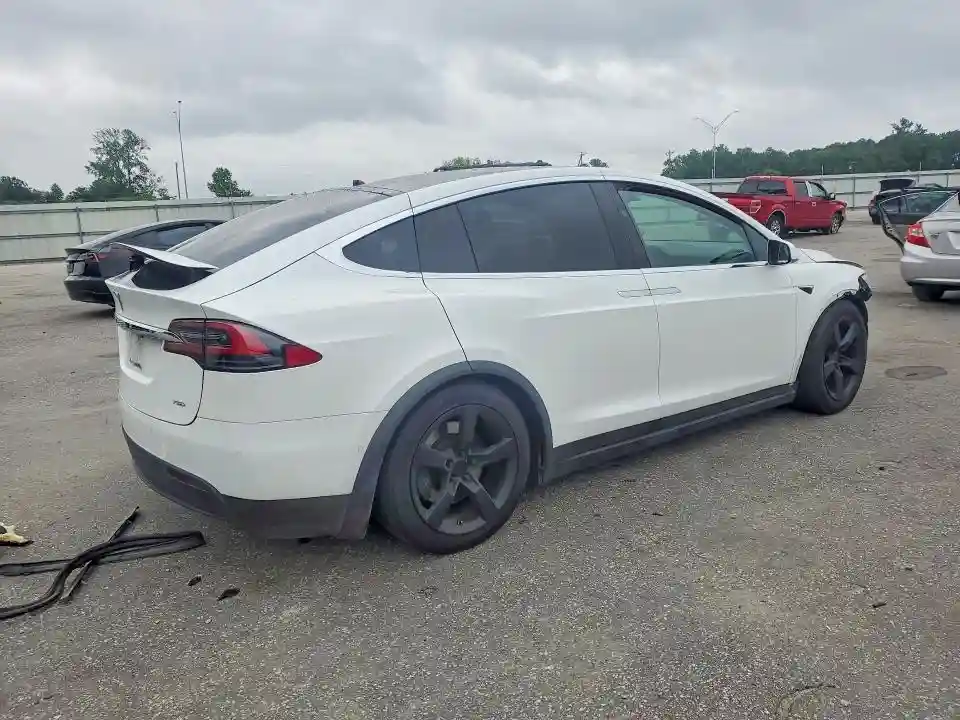 5YJXCAE28JF142427 2018 TESLA MODEL X-2