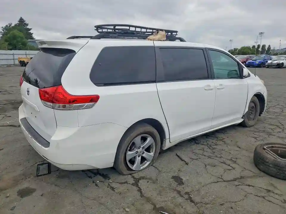 5TDKA3DC2CS015385 2012 TOYOTA SIENNA-2