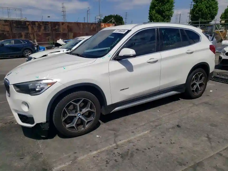 WBXHT3C31J5K29697 2018 BMW X1-0
